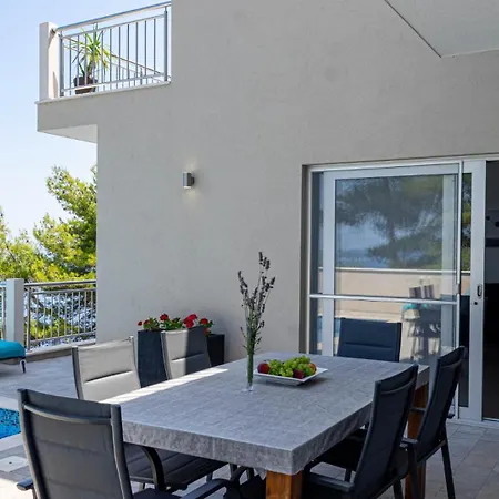 Willa Antonia By Guide