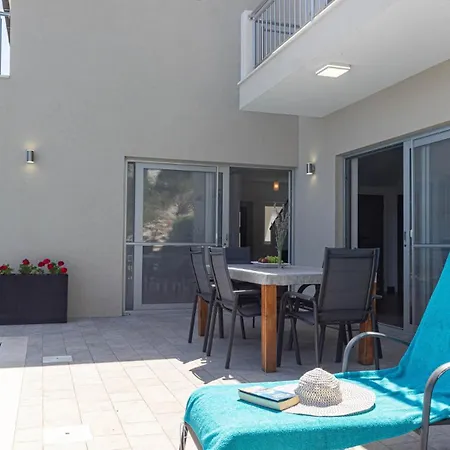 Willa Antonia By Guide